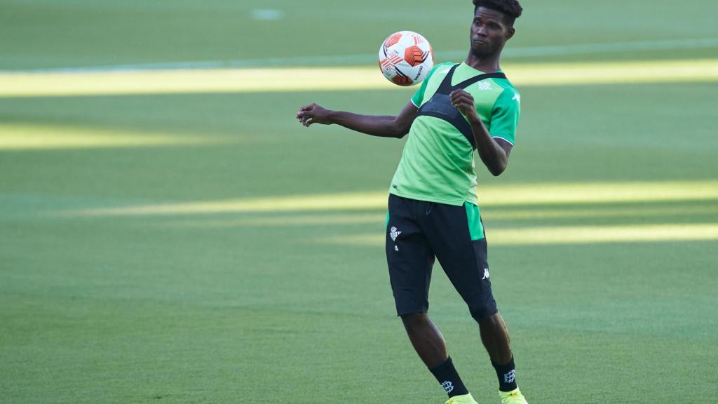 Paul Akouokou, durante un entrenamiento con el Real Betis