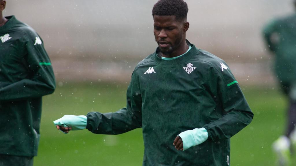 Paul Akouokou, durante un entrenamiento del Real Betis