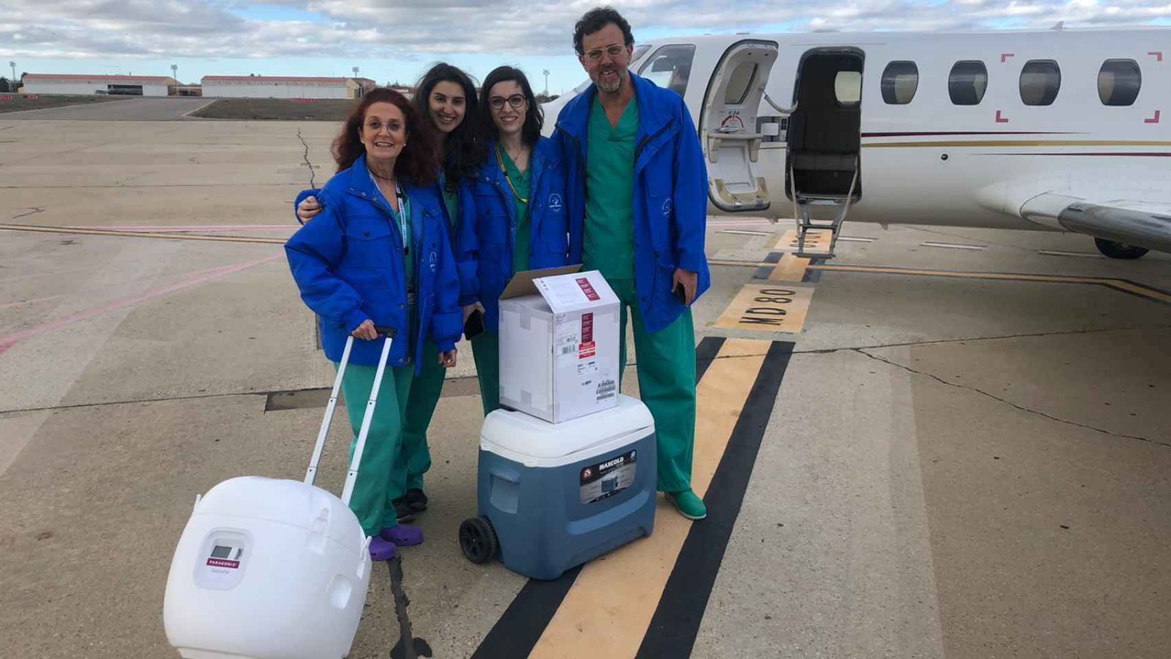 El cirujano y parte de su equipo antes de emprender el vuelo para recoger un corazón donado