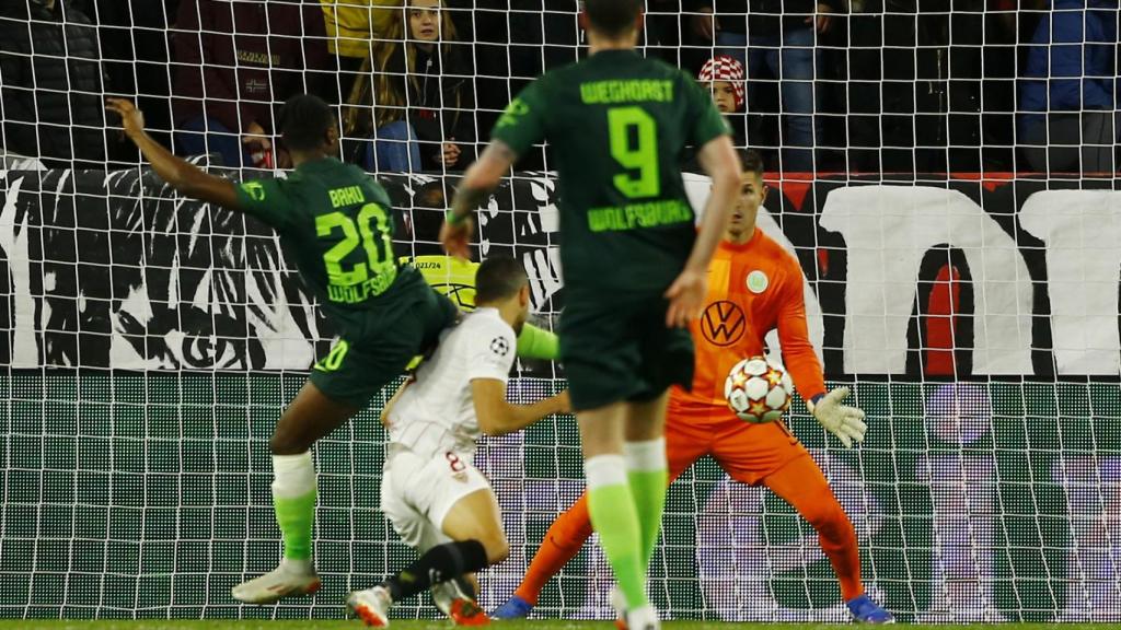 Joan Jordán anotando de cabeza en el Sevilla - Wolfsburgo