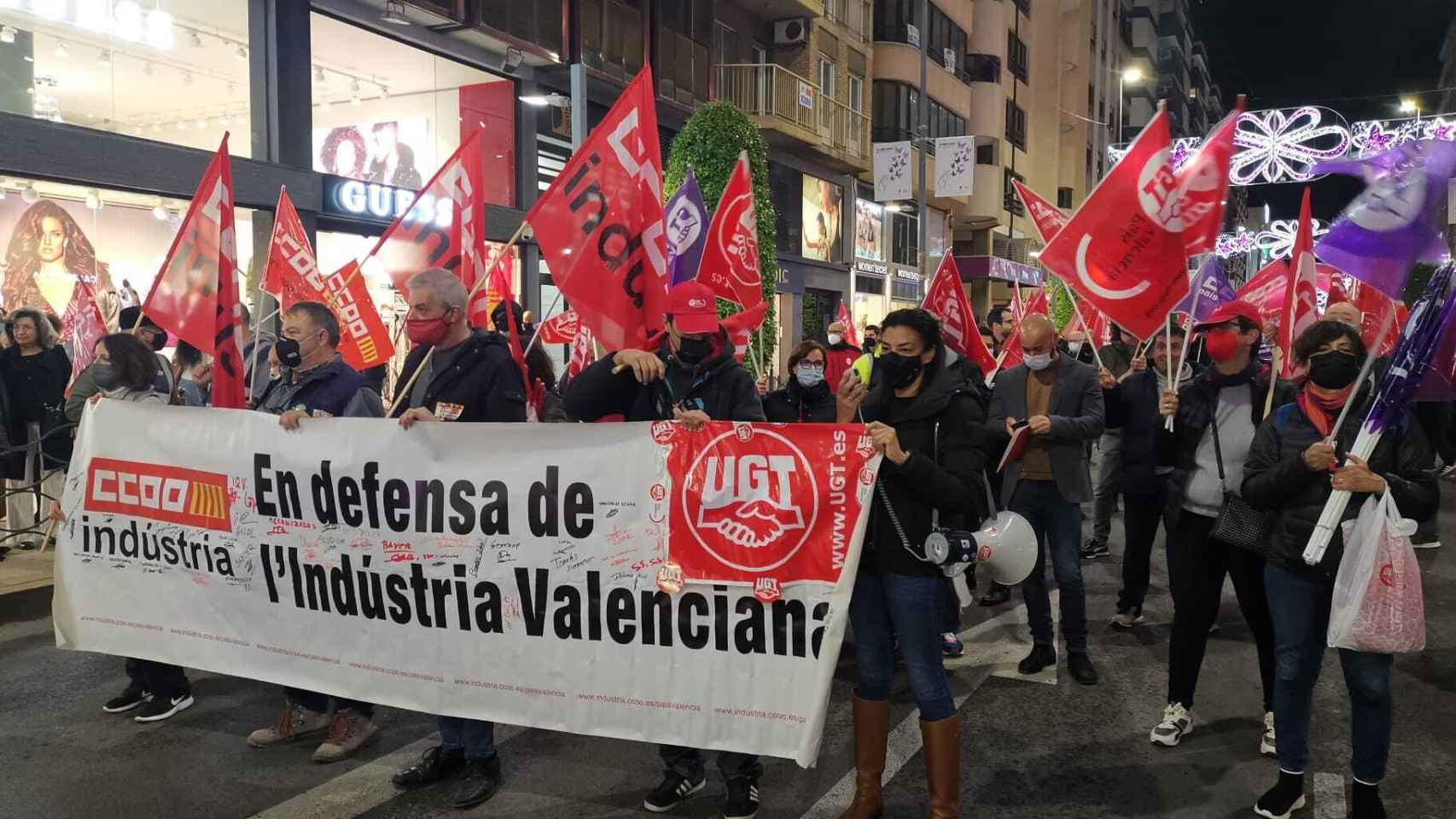 Movilización de los sindicatos en la tarde del pasado martes por las calles céntricas de Alicante para visibilizar su disconformidad con la patronal.