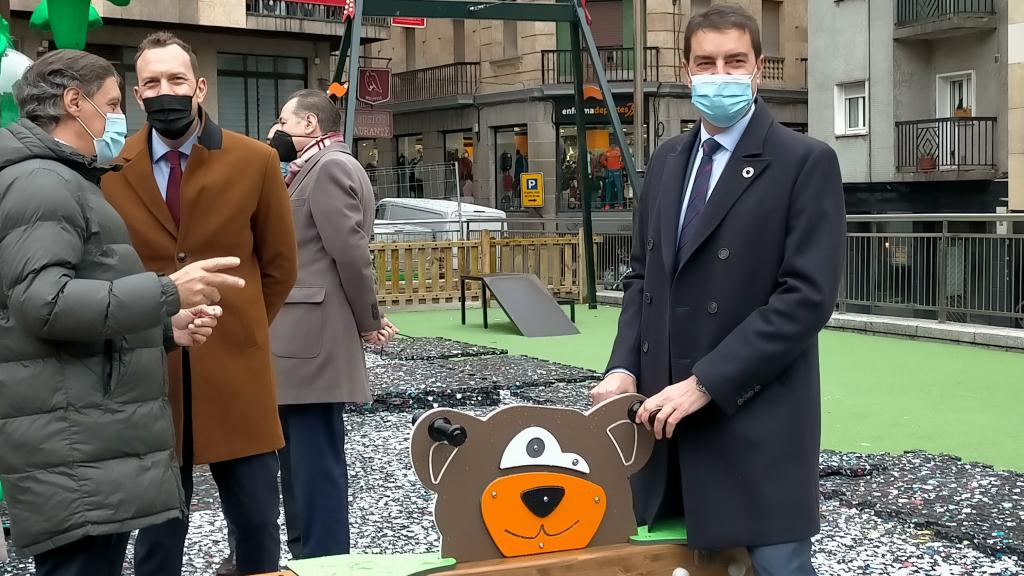 Ángel Ibáñez posa para los fotógrafos en uno de los juegos infantiles de la plaza del Campillo