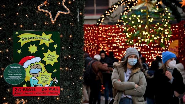 Un cartel recuerda las normas de protección en un mercadillo en Alemania.EFE/EPA/Sascha Steibach