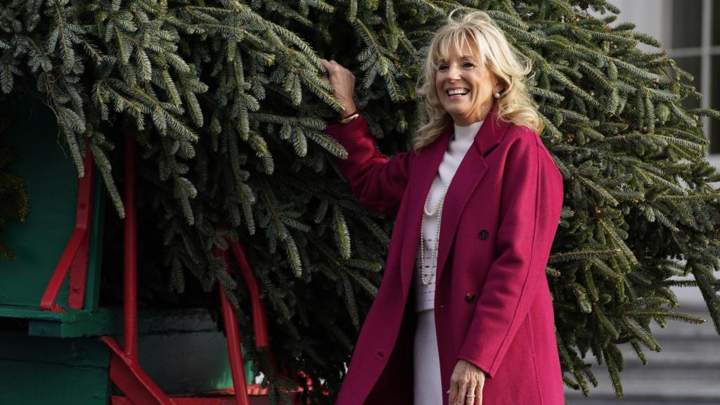 Jill Biden ha recibido por primera vez el árbol de Navidad de la Casa Blanca.