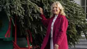 Jill Biden ha recibido por primera vez el árbol de Navidad de la Casa Blanca.