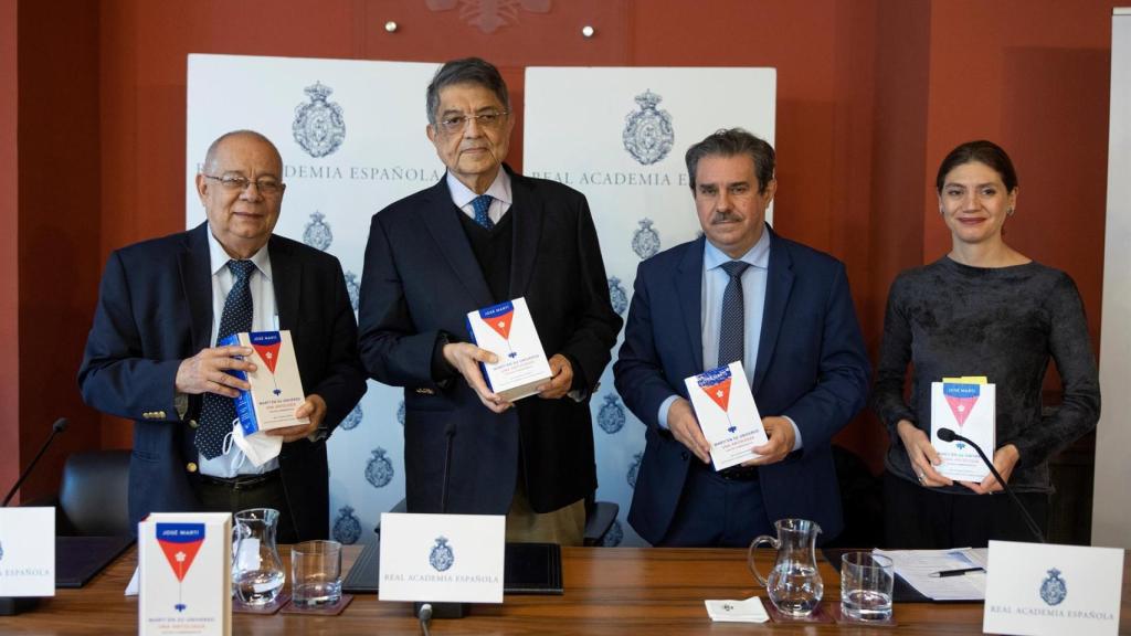 El director de la Real Academia de la lengua de Cuba, Rogelio Rodríguez; el escritor Sergio Ramírez, y Pilar Reyes, directora de Alfaguara.