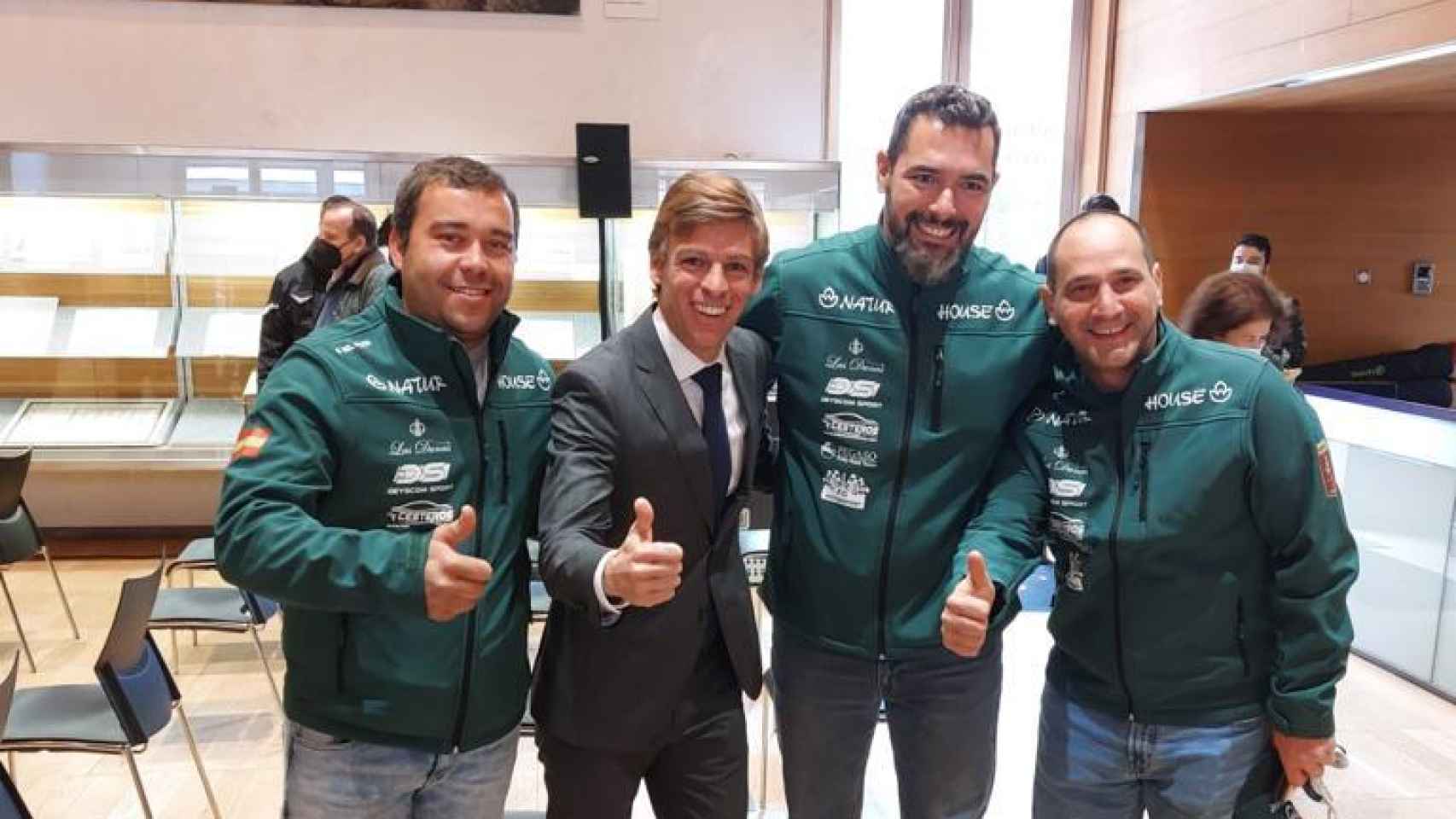 El Naturhouse Raid Team, junto a Alberto Tomé, viceconsejero de deportes de la Comunidad de Madrid