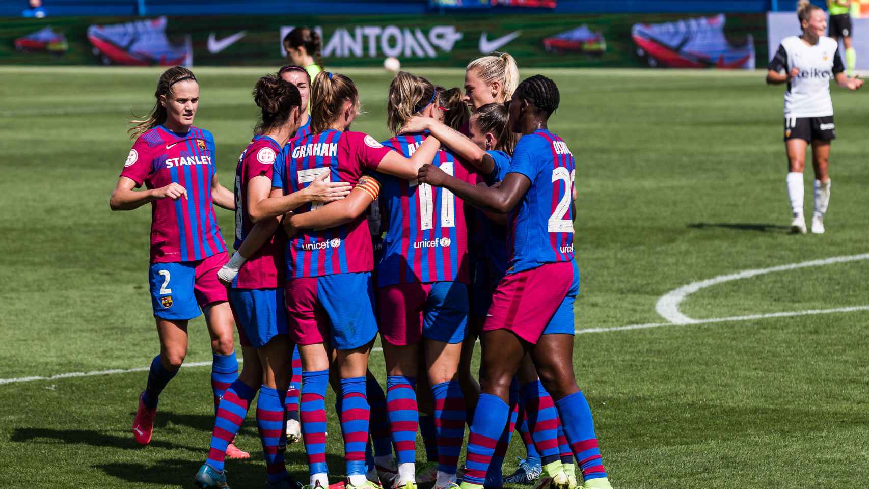 Piña de las jugadoras del FC Barcelona Femenino para celebrar un gol en la Primera Iberdrola