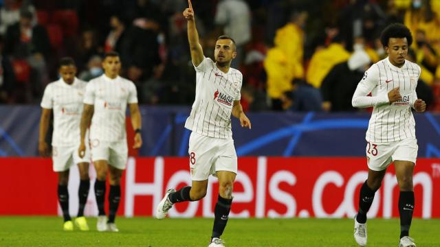 Joan Jordán celebra un gol con el Sevilla en la Champions League 2021/2022