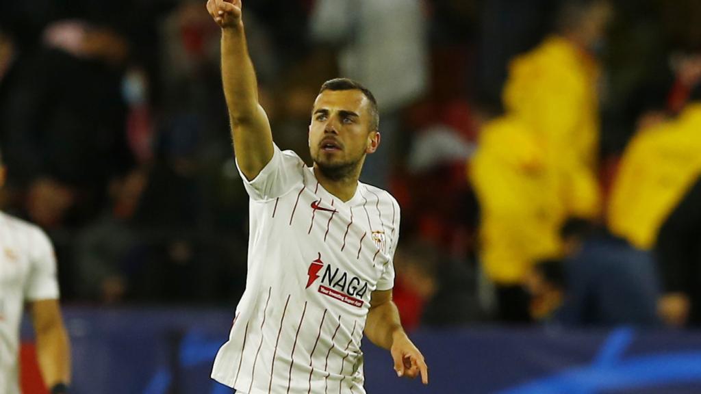 Joan Jordán celebra un gol con el Sevilla en la Champions League 2021/2022