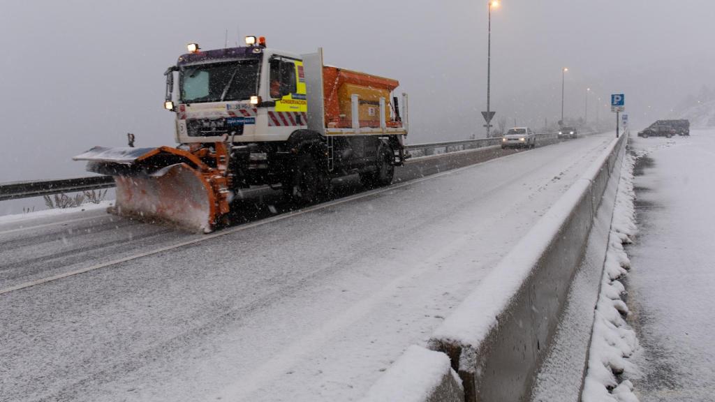 Una máquina quitanieves quita la nieve de las carreteras del Puerto de Navacerrada. EP