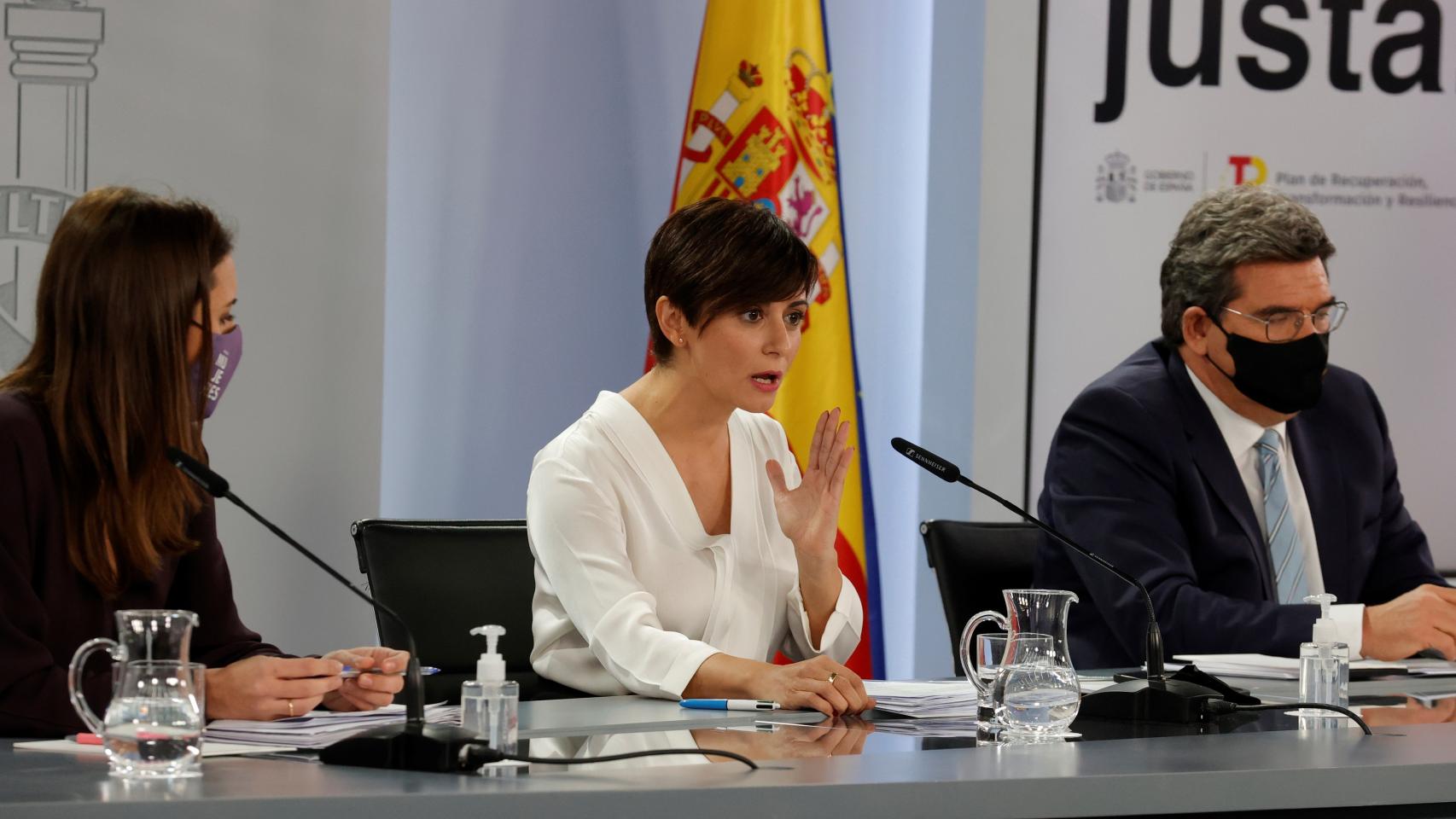 Isabel Rodríguez, portavoz del Gobierno, entre los ministros Irene Montero y José Luis Escrivá.