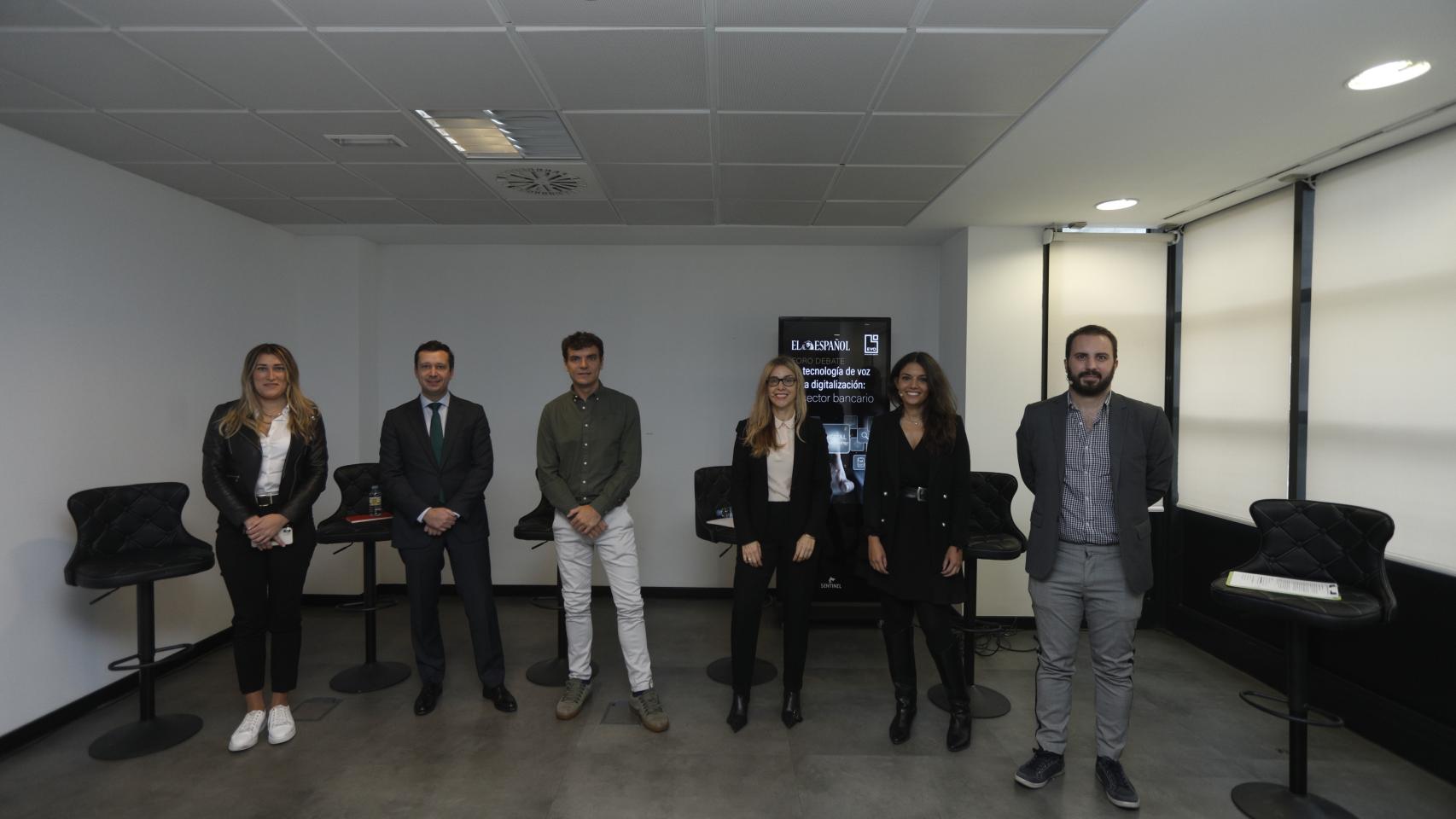 Los ponentes en el Foro EL ESPAÑOL - EVO Banco sobre tecnologías de voz. De izquierda a derecha: Uliana Torkunova (Letmevoice), Armando Martínez Polo (PwC), Javier González (EVO), Esther Checa (t2Ó), Yolanda Azcunaga (Google) y Alberto Iglesias Fraga (D+I - EL ESPAÑOL)