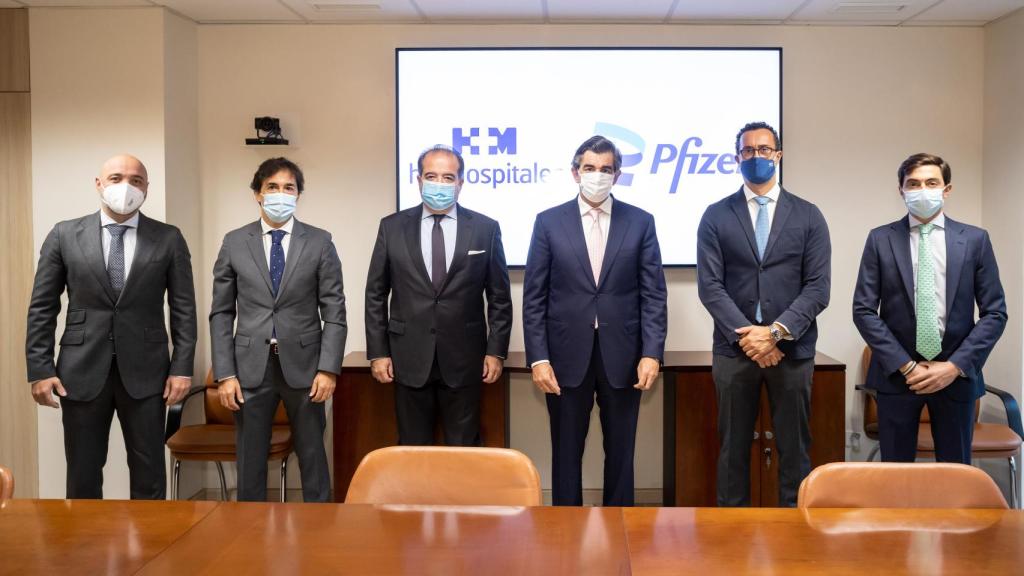 Carlos Granado, Customer Marketing de Pfizer España; Alberto López, Customer Marketing Lead de Pfizer España; Sergio Rodriguez, director general de Pfizer España; Juan Abarca, presidente de HM Hospitales; José María Castellano, director científico de la Fundación de Investigación HM Hospitales; Javier Núñez, director de Relaciones Institucionales de la Fundación de Investigación HM Hospitales.