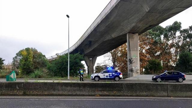 La Policía Local regula el acceso al autocovid del CHUAC.