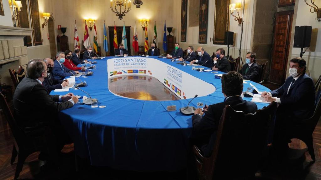 Reunión de los presidentes autonómicos en la ‘Cumbre de Santiago de Compostela en el Hostal dos Reis Católicos.