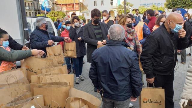 Miembros de Unións Agrarias repartiendo pollos gratis en Pontevedra.
