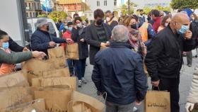 Miembros de Unións Agrarias repartiendo pollos gratis en Pontevedra.