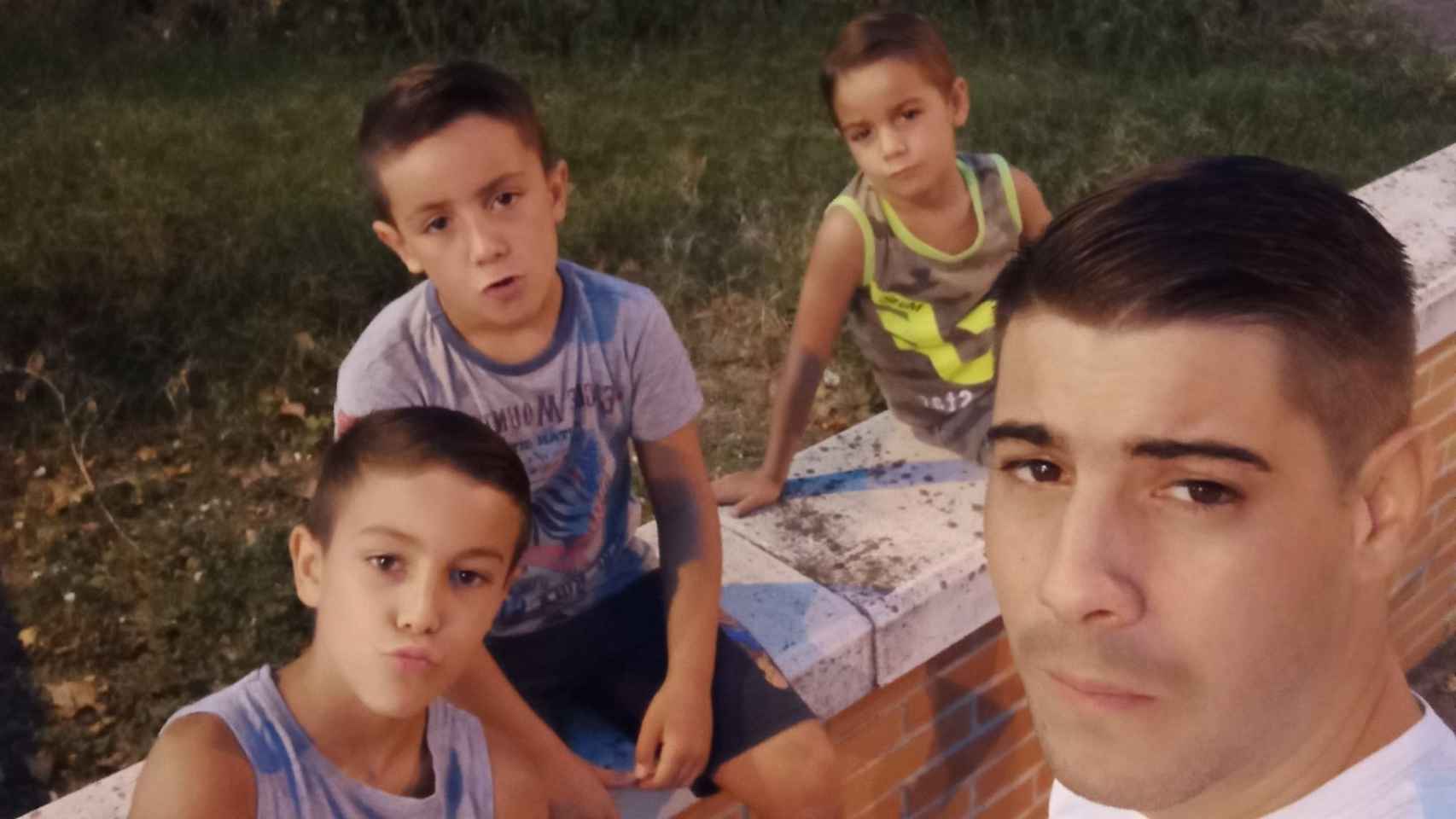 Miguel, padre de los niños sustraídos en Aranjuez, junto a los tres pequeños.