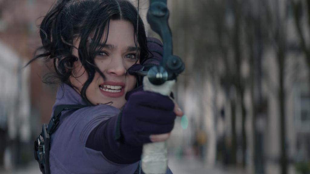 Hailee Stenfield es Kate Bishop en 'Ojo de Halcón'.