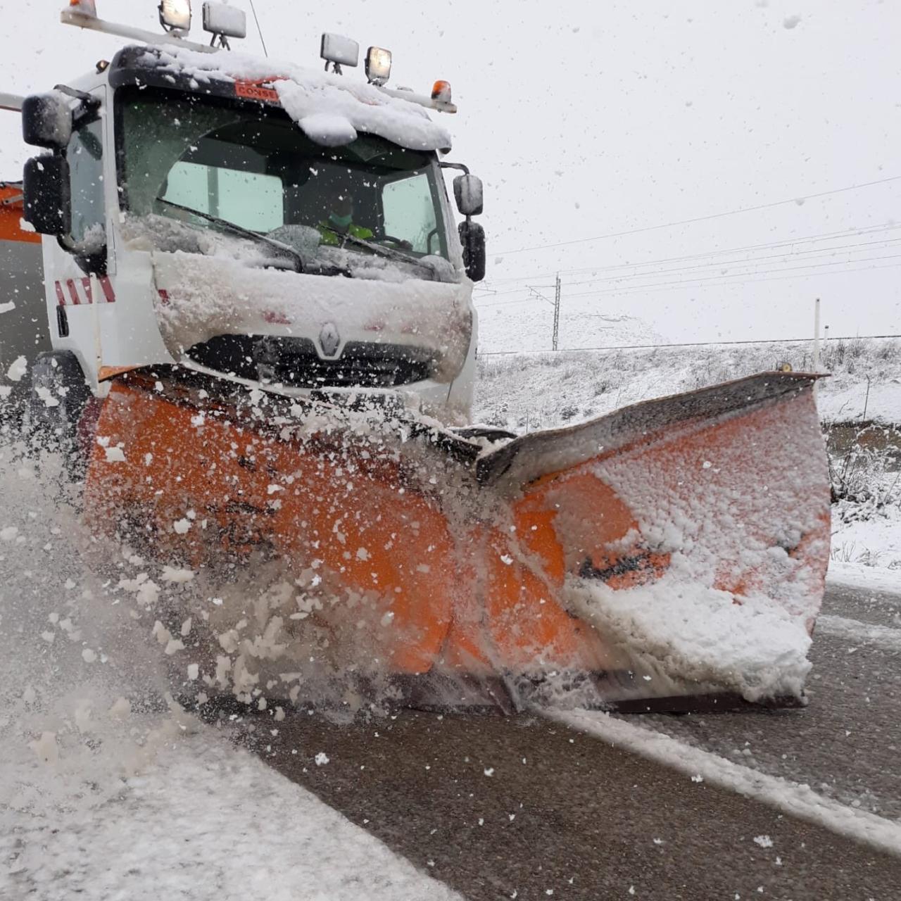 Una máquina quitanieves despeja la carretera de Valoria la Buena