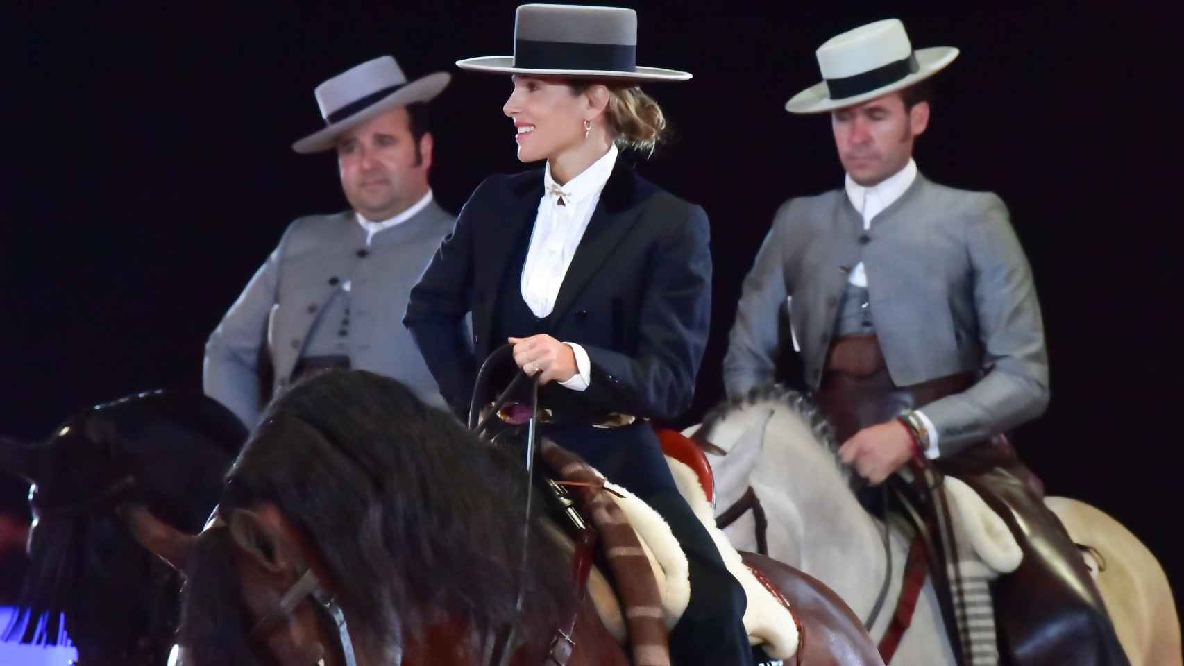Elsa Pataky, entrando a la pista del SICAB montada a caballo.