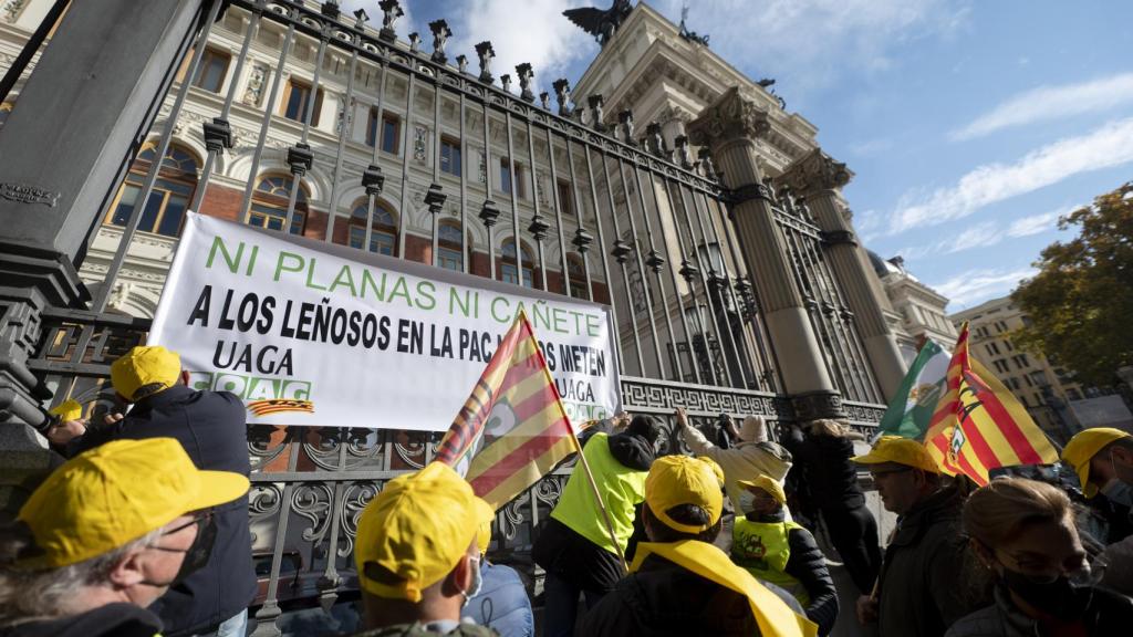 Manifestación de agricultores frente al Ministerio de Agricultura.