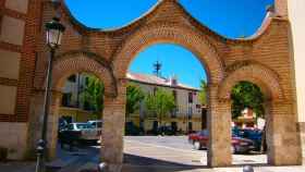 Los Tres Arcos, antigua puerta del XVIII, de ladrillo en Portillo y Arrabal de Portillo