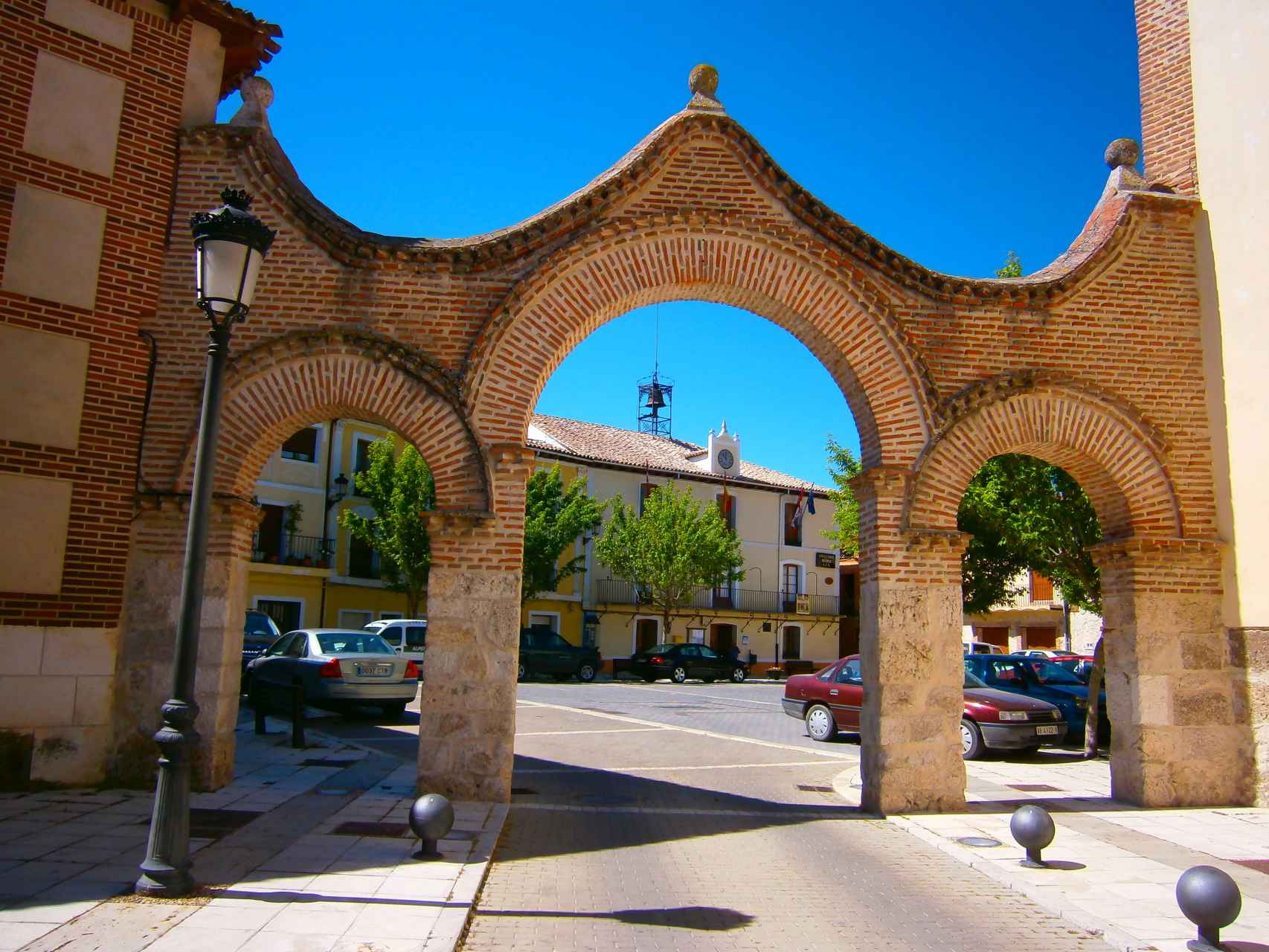 Los Tres Arcos, antigua puerta del XVIII, de ladrillo en Portillo y Arrabal de Portillo