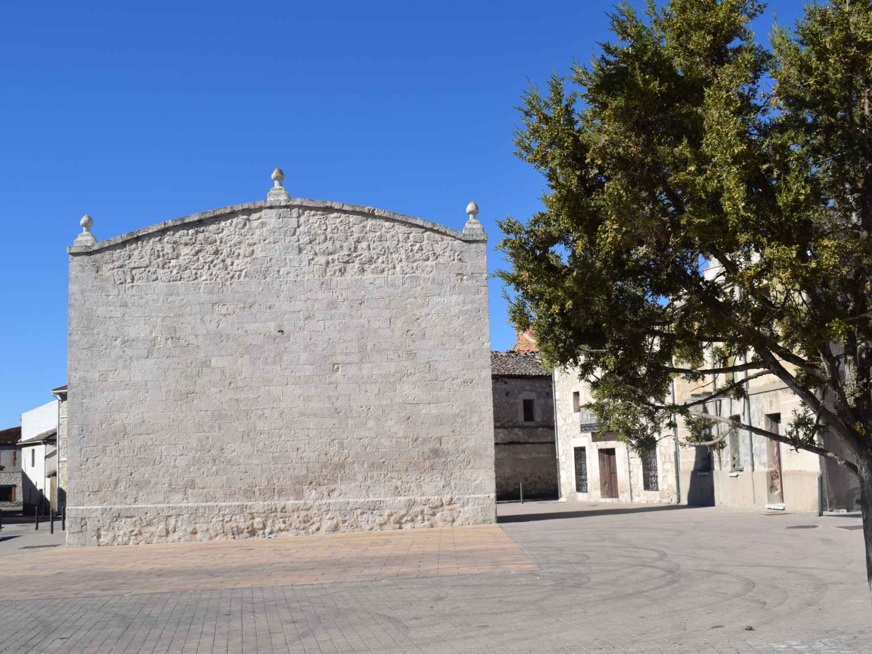 Fronton de piedra, en la Plaza Mayor de Montemayor de Pililla