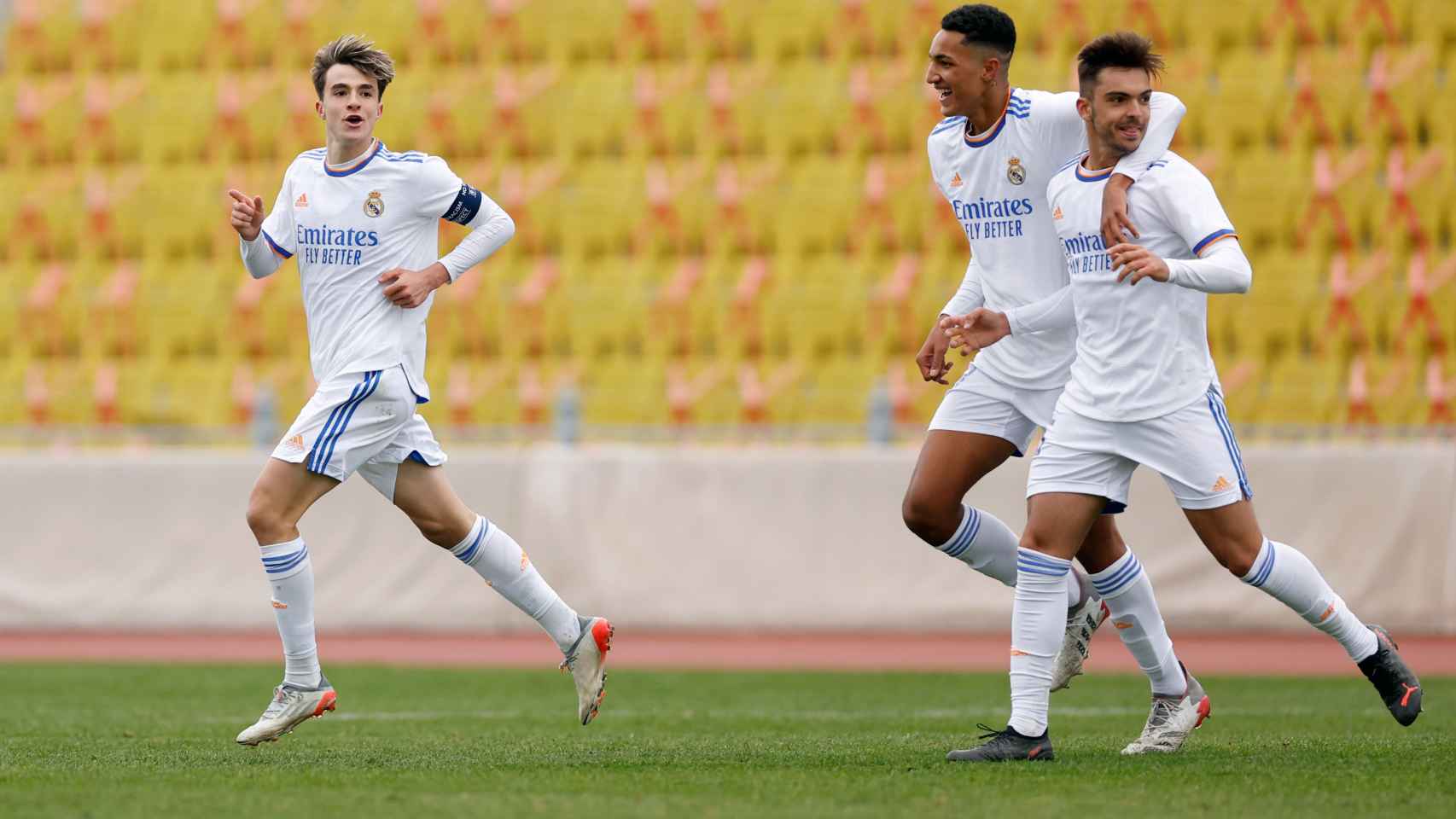 Bruno Iglesias y Álvaro Rodríguez celebran el gol frente al Sheriff Tiraspol.