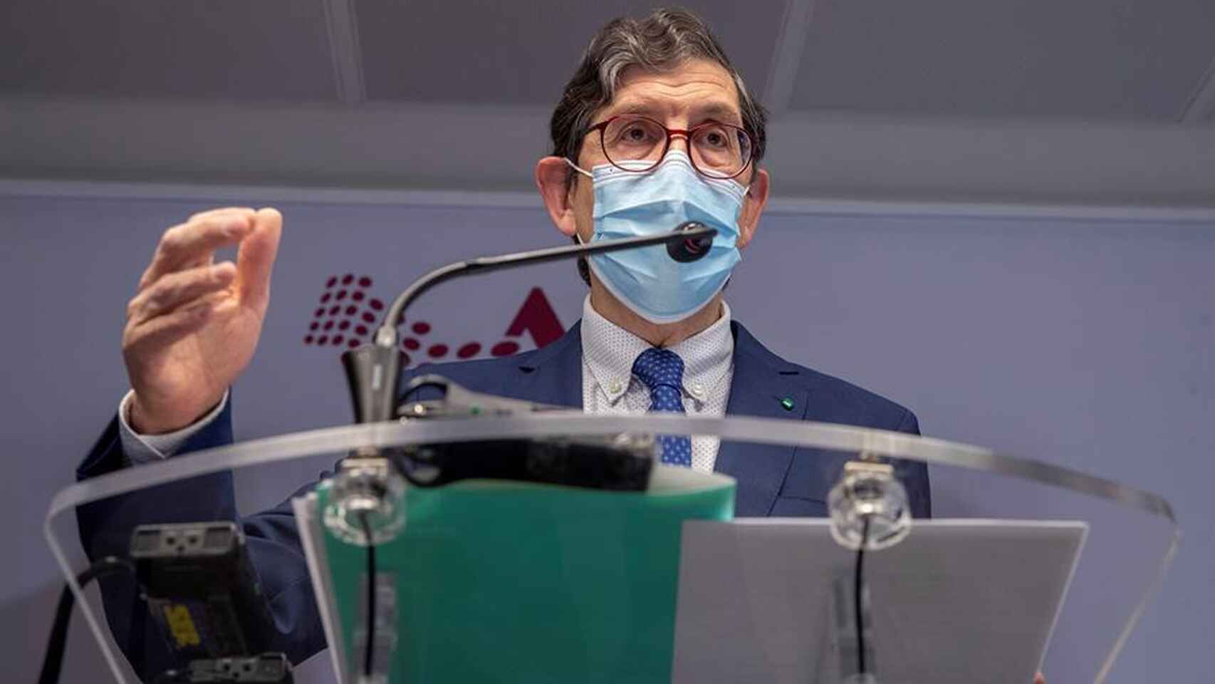 El consejero de Salud, Manuel Villegas, en la rueda de prensa que ofreció antes de dimitir por vacunarse saltándose el calendario.