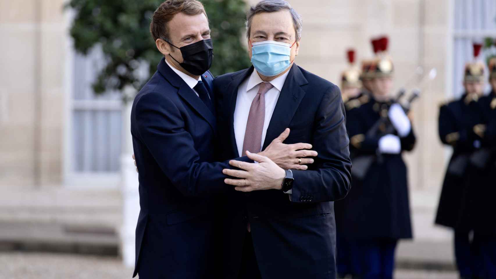El presidente de Francia, E. Macron, y el primer ministro de Italia, M. Draghi.