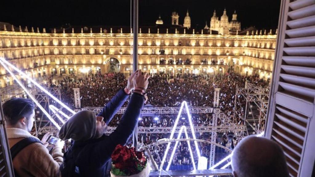 Vista de la Plaza Mayor abarrotada de público durante la Nochevieja Universitaria de 2019