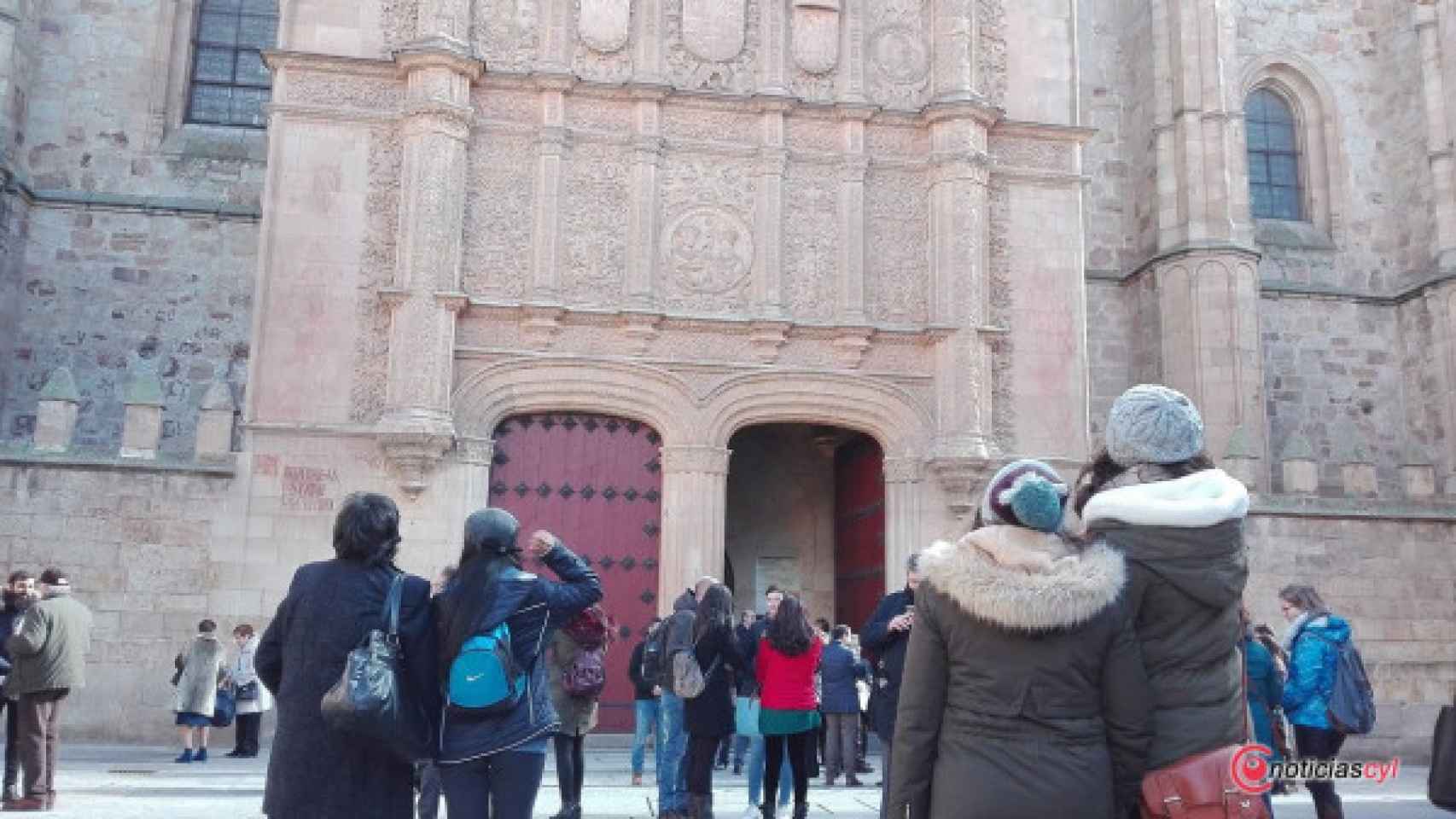 Un grupo de turistas contempla la belleza de la fachada plateresca de las Escuelas Mayores