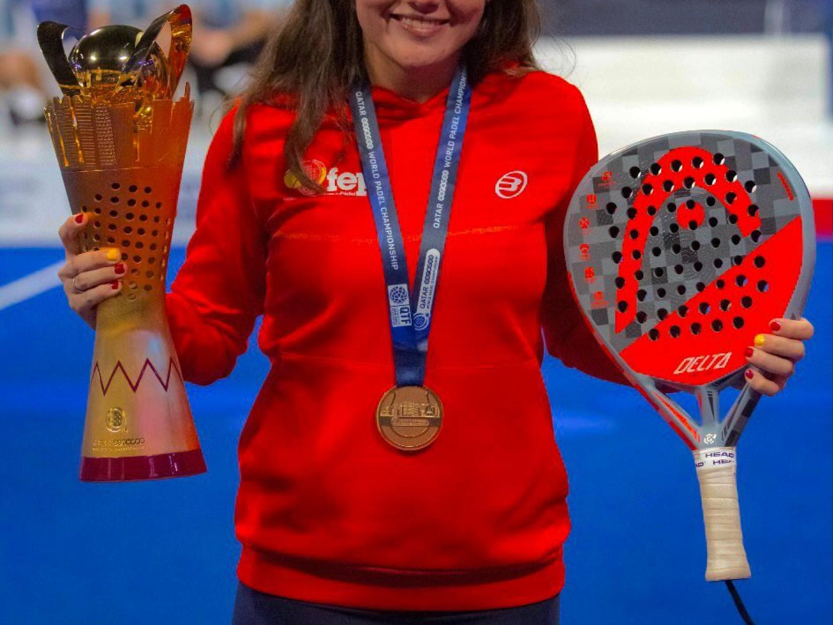 Paula Josemaría con el trofeo y medalla de campeona del mundo