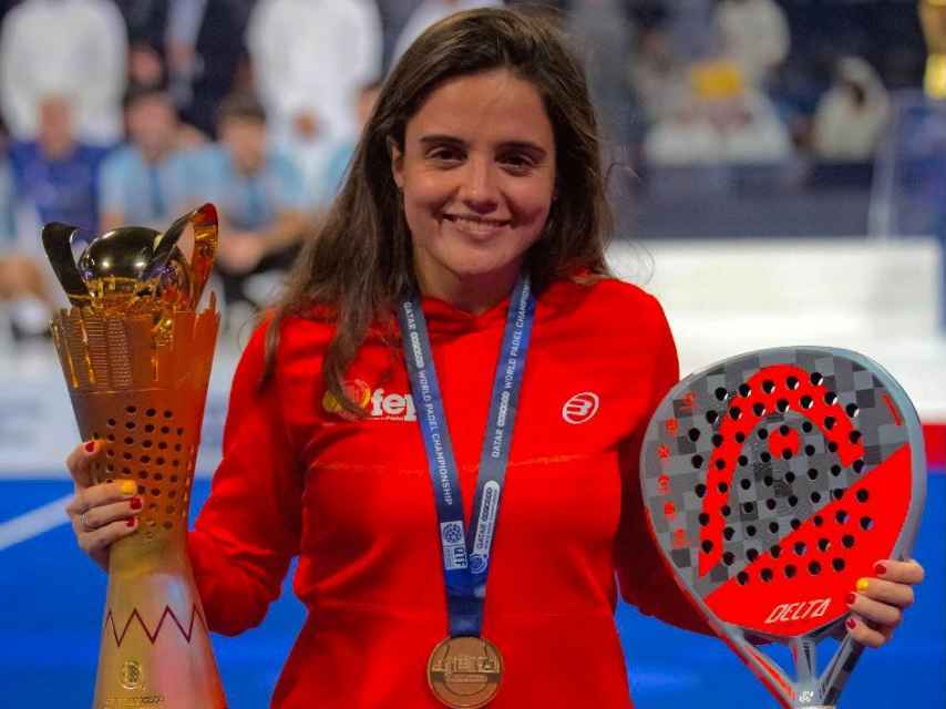 Paula Josemaría con el trofeo y medalla de campeona del mundo