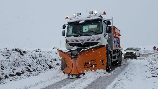 Una máquina quitanieves realiza trabajos de limpieza en la carretera de San Martín de Valbení