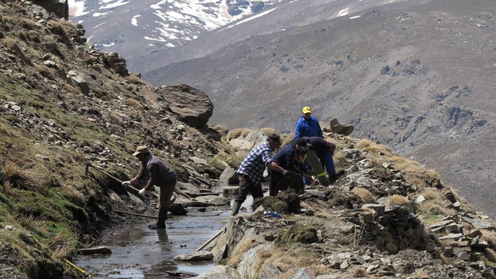 Operarios trabajan para optimizar la acequia de Bérchules (Sierra Nevada).