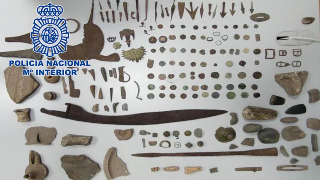La falcata íbera recuperada en Jaén junto con más de 200 objetos.