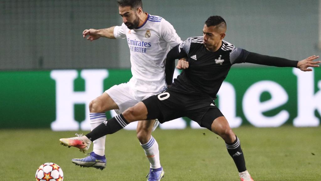 Frank Castaneda intenta robar el balón a Dani Carvajal