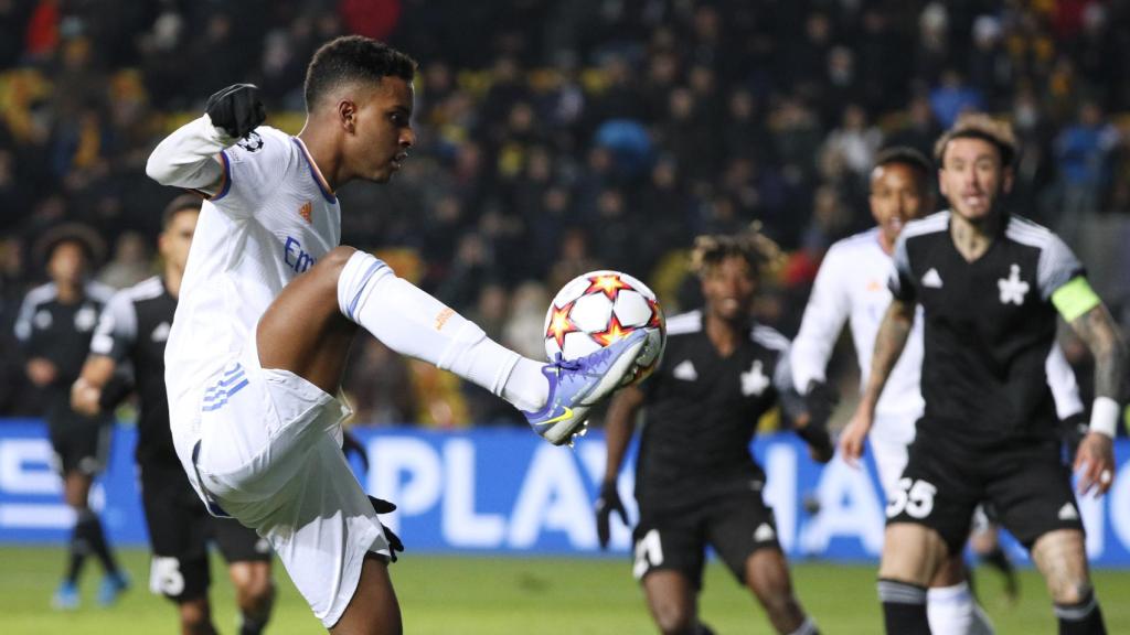 Rodrygo Goes controla el balón con su pierna derecha en alto