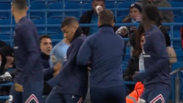 Kylian Mbappé, agarrado por un aficionado en el Etihad Stadium.