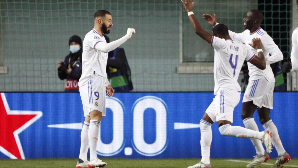 Karim Benzema celebra con sus compañeros del Real Madrid su gol al Sheriff Tiraspol