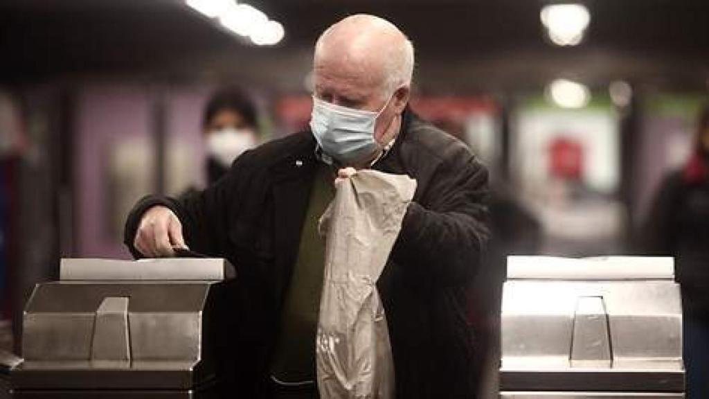 Un hombre mayor de 65 años utilizando el Metro de Madrid. EP