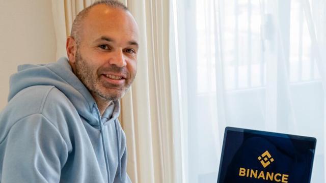 Iniesta en su publicidad de Binance en Twitter.