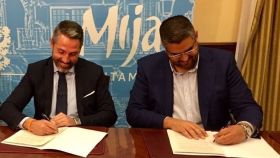 Maldonado (I) y González (D) en la firma del acuerdo para el mandato 2019-2023 entre PSOE y Cs.