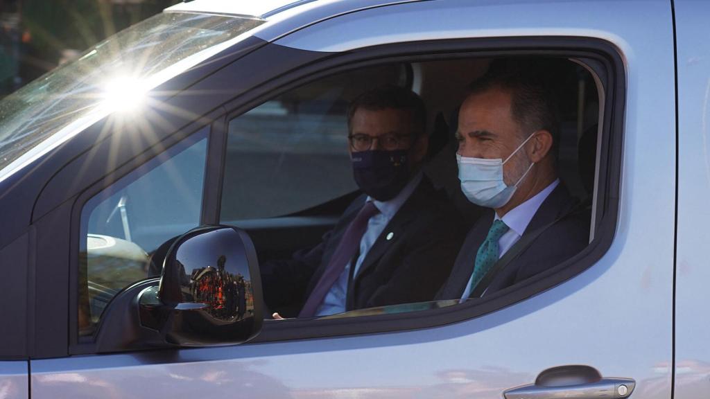 El rey Felipe, junto a Alberto Núñez Feijóo, subidos al Citroën Berlingo eléctrico en Vigo.