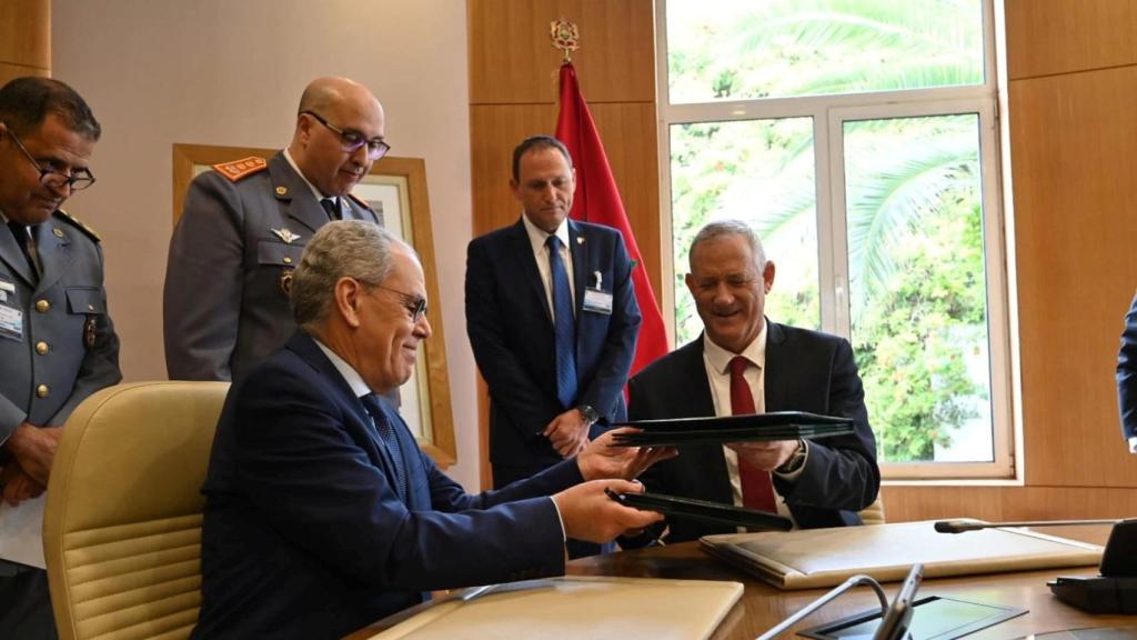 El ministro de Defensa israelí, Benny Gantz (d), intercambia documentos con su homólogo marroquí, Abdellatif Ludiyi (i).