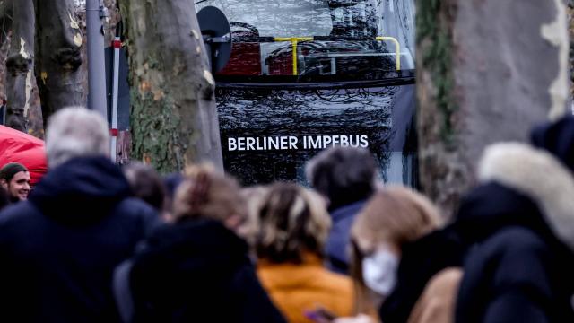 Ciudadanos esperan su turno ante un autobús de vacunación contra la Covid-19 en Berlín, Alemania.